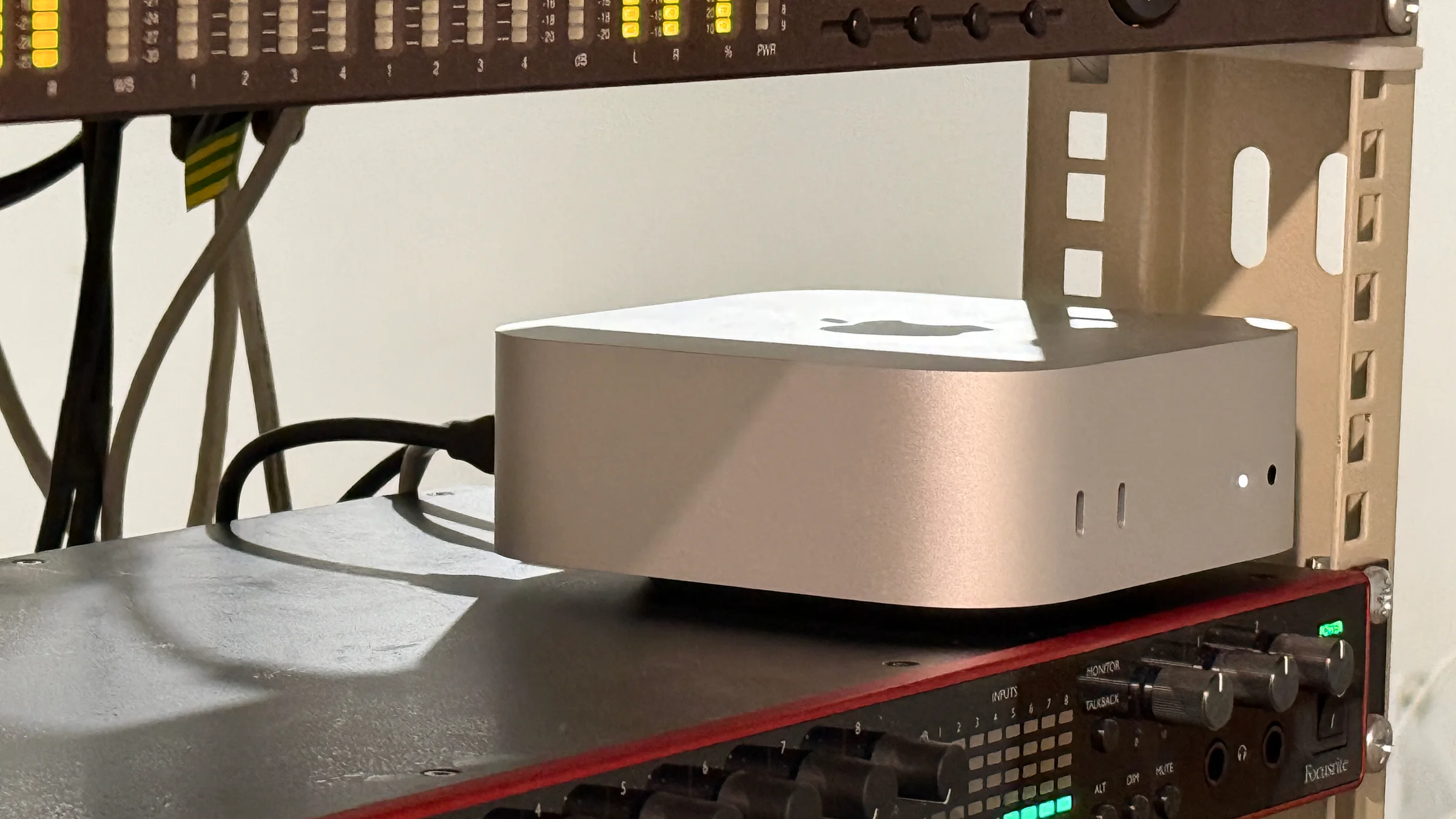 Mac mini и многоканальный аудиоинтерфейс в стойке вещательного комплекса iLikeMedia